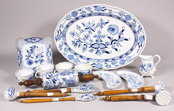 (lot od 15) Continental "Blue Onion" pattern porcelain (1 of 6)