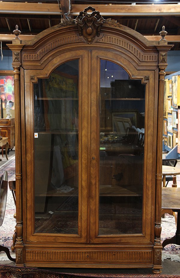 Louis XV style vitrine, the shaped and molded crest (1 of 4)