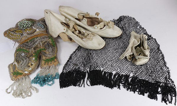 (Lot of 4) Women's fashion accessories, consisting of (1 of 2)