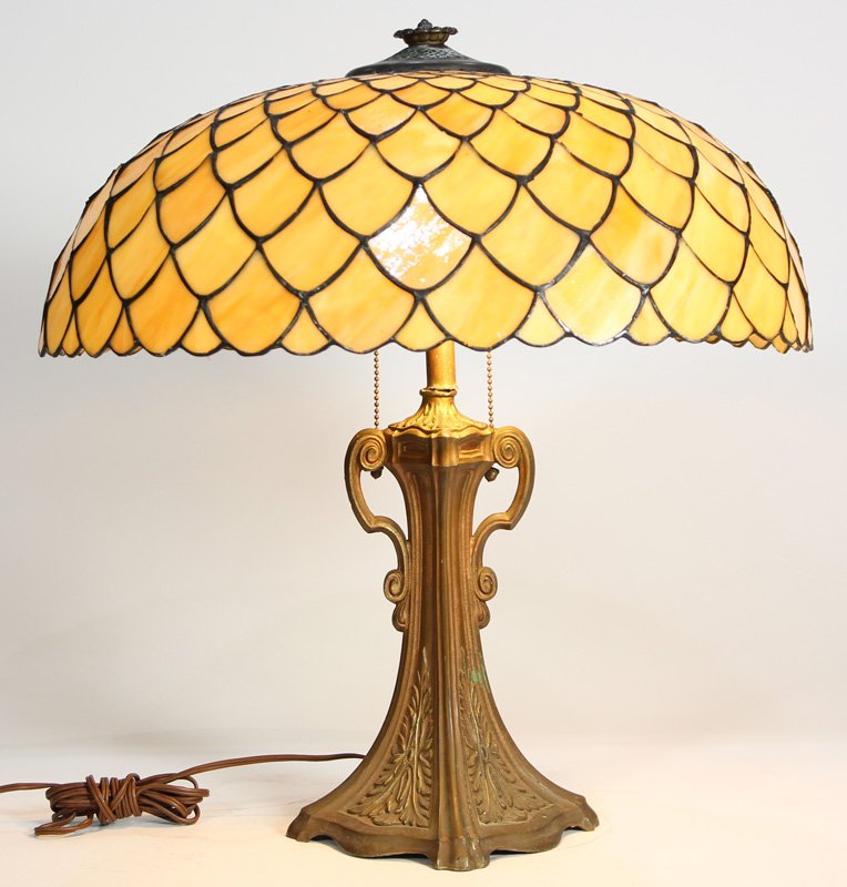 American fish scale leaded glass table lamp (1 of 3)