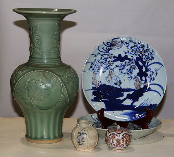 One Shelf of Chinese Porcelain Items (1 of 1)