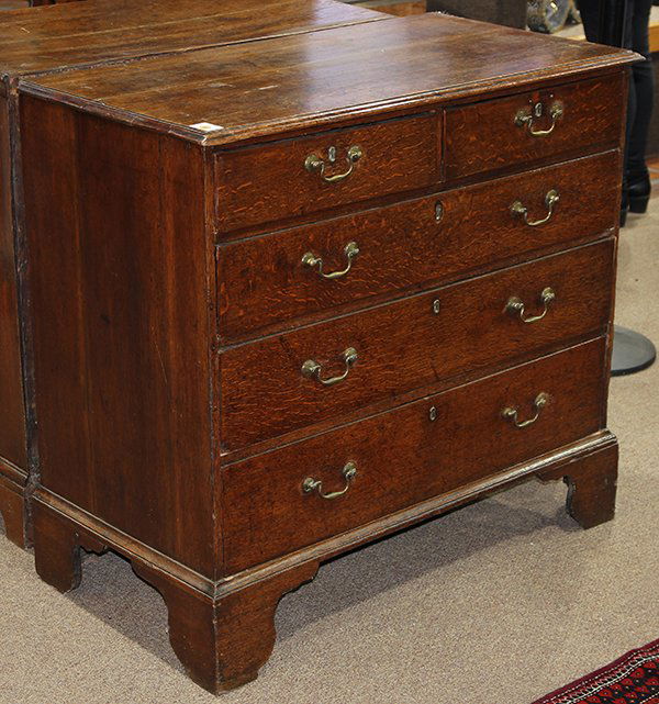 Georgian chest of drawers, 18th century, having a (1 of 3)