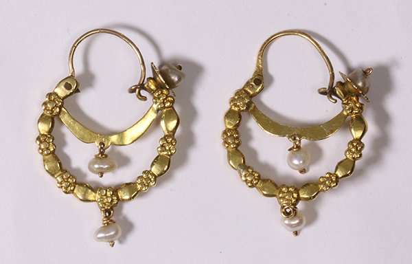 Pair of pearl and 20k yellow gold earrings (1 of 1)
