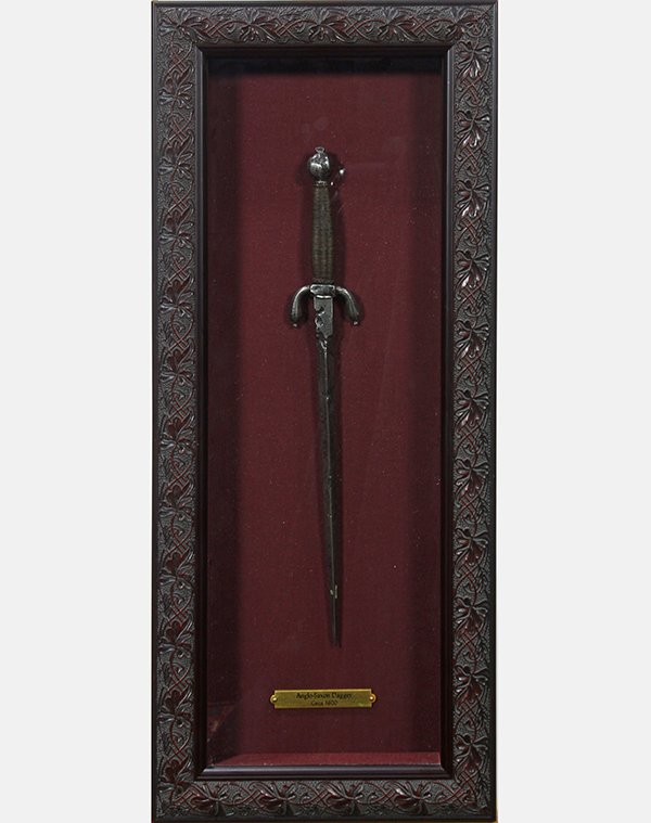 Italian dagger, having downturned quillons with (1 of 3)