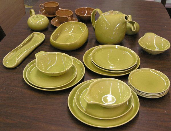Mixed Russel Wright dinner ware: Mixed grouping of Russel Wright dinner ware, consisting of oval bowl, 10''d, teapot, sugar, creamer, cups, saucers, and various pieces, teapot lid and various plates have chips