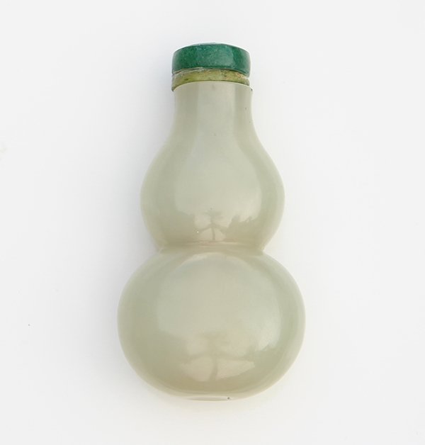 Chinese Double Gourd Jade Snuff Bottle (1 of 4)