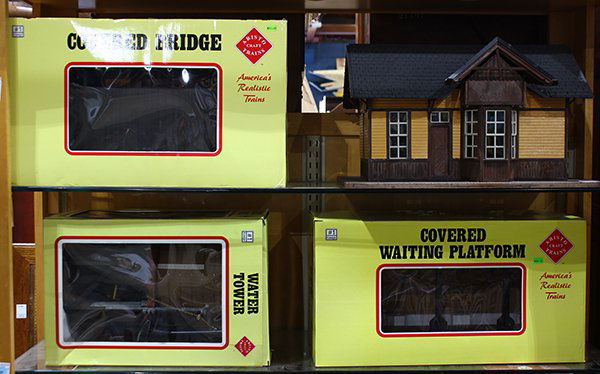 (lot of 4) Train set accessories, including a covered (1 of 1)