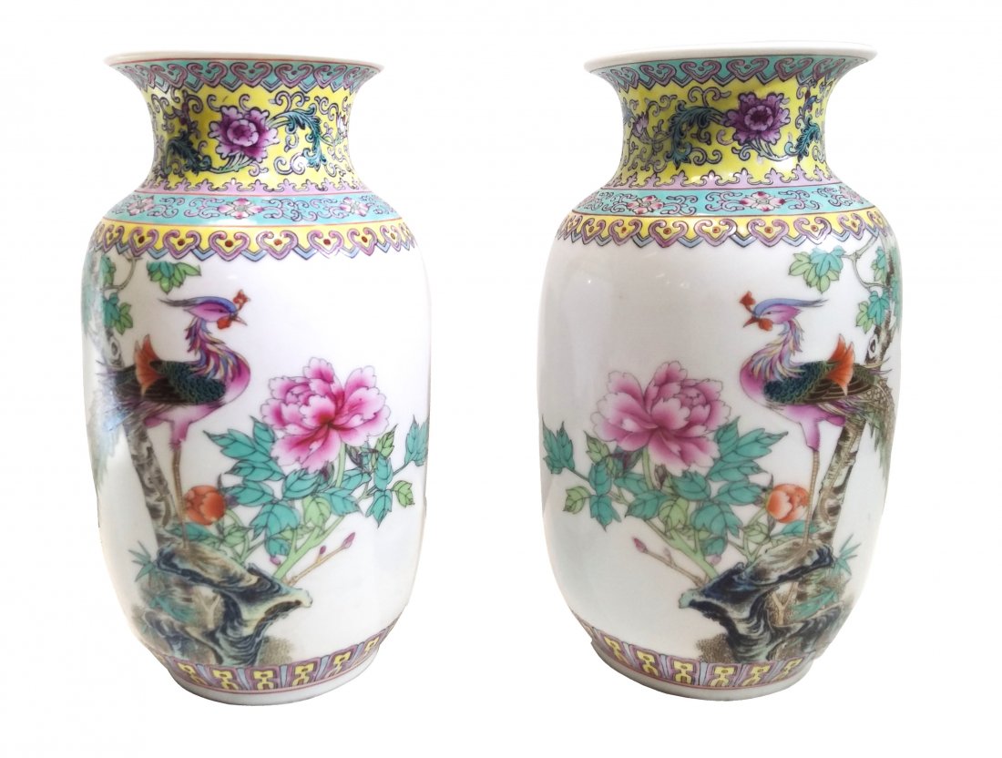 Pr. Viintage Chinese famille rose porcelain egg vases: Pr. Viintage Chinese famille rose egg vases ----*Height: P1: 8 1/2 in and P2: 8 1/2 in ... *Width: P1: 4 5/8 in and P2: 4 5/ in ... Depth: P1: 4 5/8 in and P2: 4 5/8 in --- Weight: 3.04 lb ----