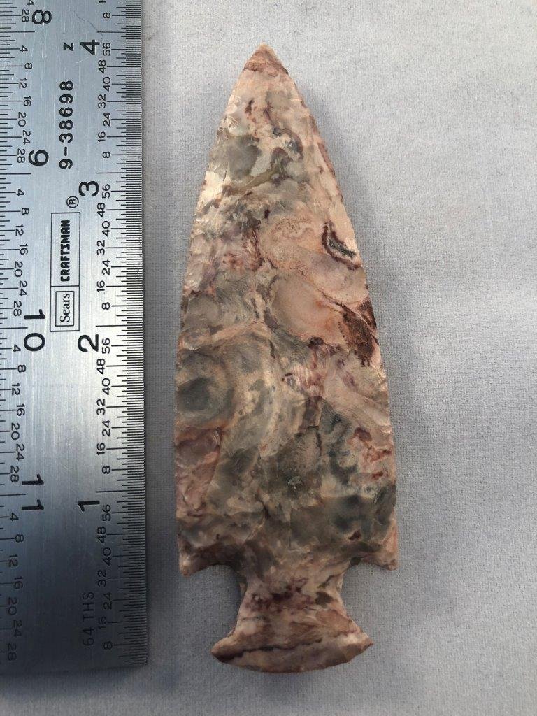 MOTLEY INDIAN ARTIFACT ARROWHEAD: THIS BEAUTIFUL ARTIFACT IS 4 INCHES LONG. IT COMES FROM MISSOURI. IT WILL MAKE AGREAT ADDITION TO YOUR COLLECTION!