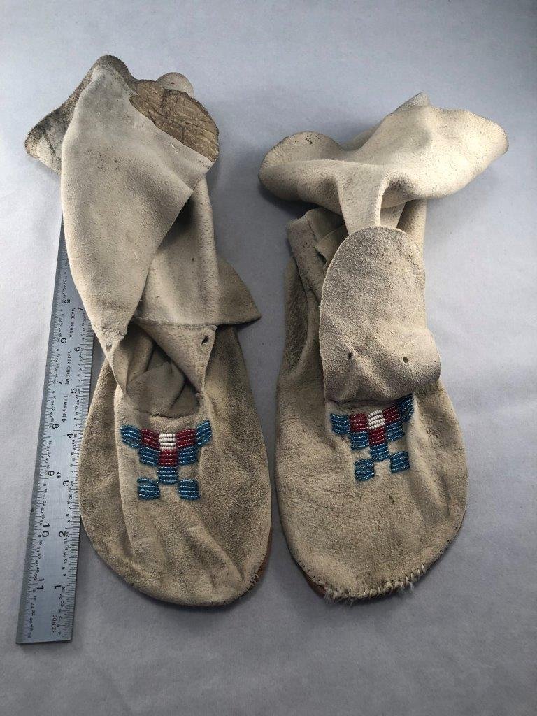 MOCCASINS    INDIAN ARTIFACT ARROWHEAD (1 of 4)