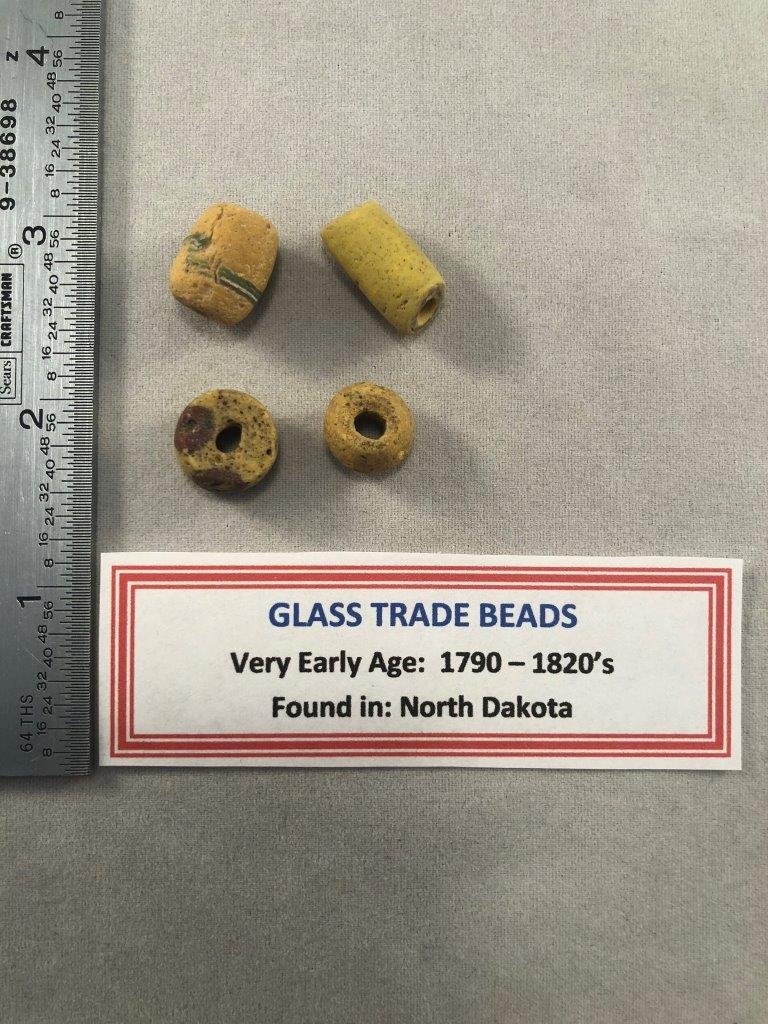 4 GLASS TRADE  BEADS    INDIAN ARTIFACT ARROWHEAD (1 of 2)