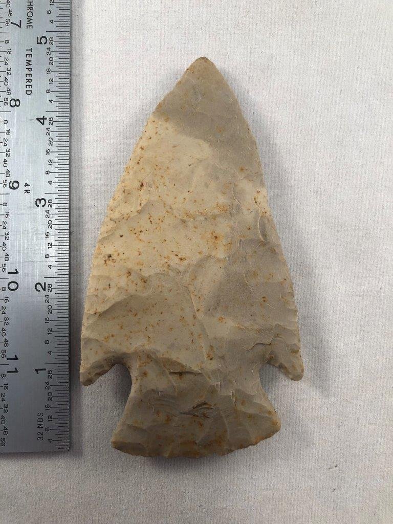 HARDIN INDIAN ARTIFACT ARROWHEAD: THIS BEAUTIFUL ARTIFACT IS 4&3/4 INCHES LONG. IT IS FROM BOURBON COUNTY KENTUCKY. EX- DENNIS WARREN COLLECTION. IT WILL MAKE A GREAT ADDITION TO YOUR COLLECTION!