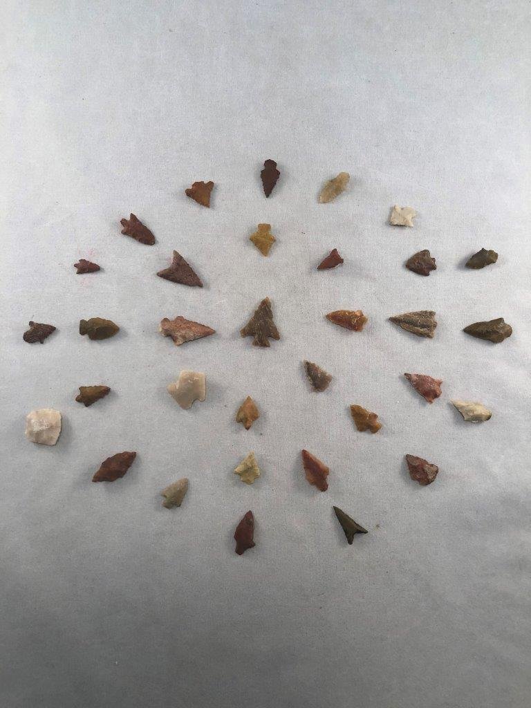 33 ARKANSAS BIRD POINTS      INDIAN ARTIFACT ARROWHEAD (1 of 2)