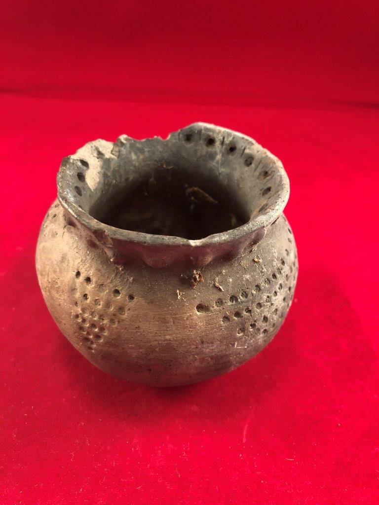 MISSISSIPPIAN MINIATURE JAR INDIAN ARTIFACT ARROWHEAD: THIS BEAUTIFUL ARTIFACT IS 2&3/4 INCHES TALL BY 3 INCHES WIDE. IT IS FROM INDEPENDENCE COUNTY ARKANSAS IT HAS A VERY NICE DESIGN. MINOR RIM CHIPS. IT WILL MAKE A GREAT ADDITION TO YOUR COLLECTION!