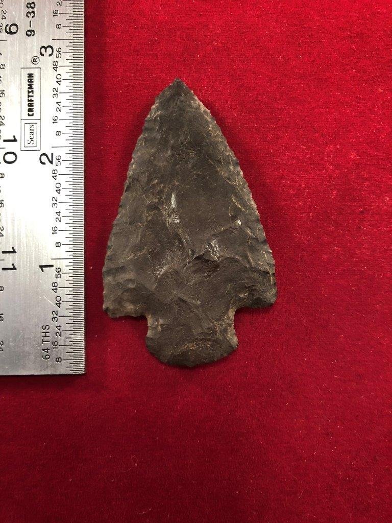 GIBSON INDIAN ARTIFACT ARROWHEAD: THIS BEAUTIFUL NATIVE AMERICAN INDIAN ARTIFACT IS 2&9/16 INCHES LONG. IT IS FROM TRIGG COUNTY KENTUCKY. IT WILL MAKE A GREAT ADDITION TO YOUR COLLECTION! KEY WORDS: NATIVE AMERICAN INDIAN ARTIFACT ART