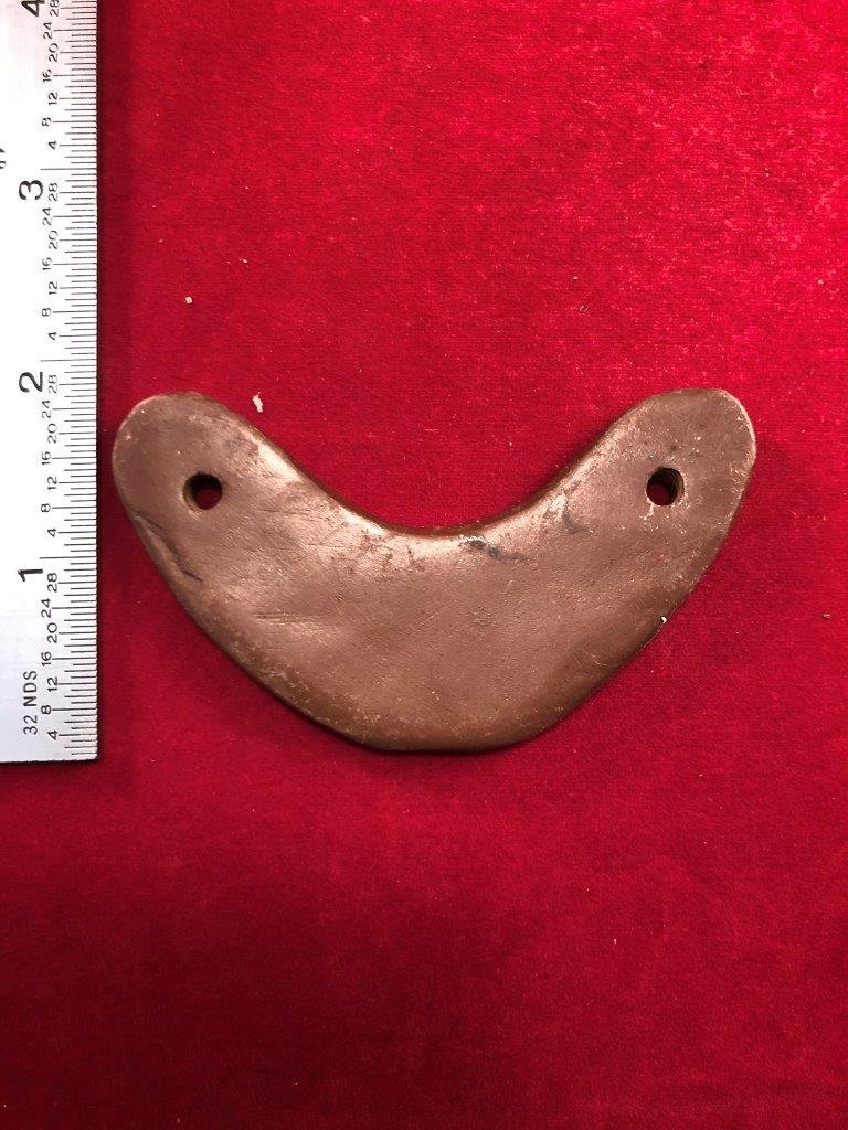 GORGET INDIAN ARTIFACT ARROWHEAD: THIS BEAUTIFUL NATIVE AMERICAN INDIAN ARTIFACT IS 3 INCHES LONG BY 2 INCHES WIDE. IT IS FROM ILLINOIS. IT WILL MAKE A GREAT ADDITION TO YOUR COLLECTION! KEY WORDS: NATIVE AMERICAN INDIAN ARTIFACT ARTI