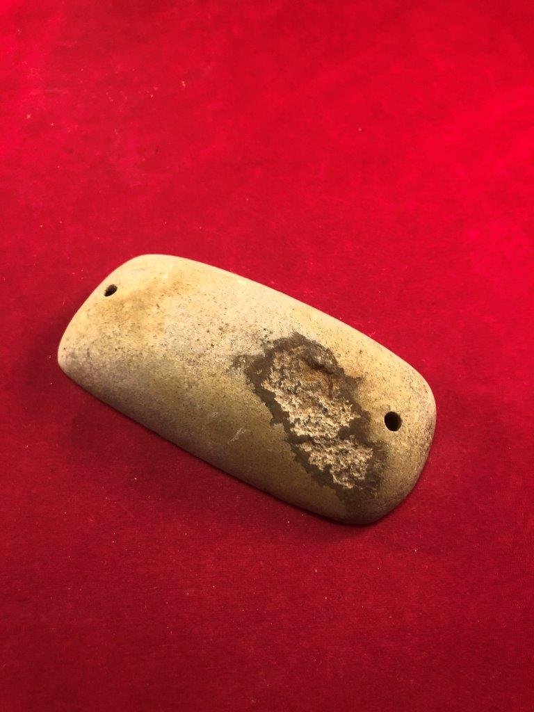 GORGET INDIAN ARTIFACT ARROWHEAD: THIS BEAUTIFUL NATIVE AMERICAN INDIAN ARTIFACT IS 3&1/2 INCHES LONG. IT IS FROM ILLINOIS. IT WILL MAKE A GREAT ADDITION TO YOUR COLLECTION! KEY WORDS: NATIVE AMERICAN INDIAN ARTIFACT ARTIFACTS ARROWHE