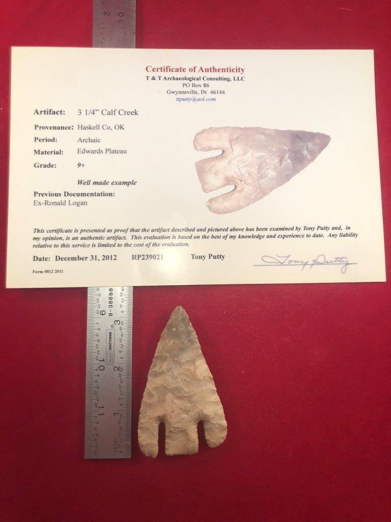 CALF CREEK INDIAN ARTIFACT ARROWHEAD WITH COA: THIS BEAUTIFUL NATIVE AMERICAN INDIAN ARTIFACT IS 3&1/4 INCHES LONG. IT IS FROM HASKELL COUNTY OKLAHOMA. EX- RONALD LOGAN COLLECTION. IT COMES WITH A TONY PUTTY CERTIFICATE OF AUTHENTICITY. IT WILL MA