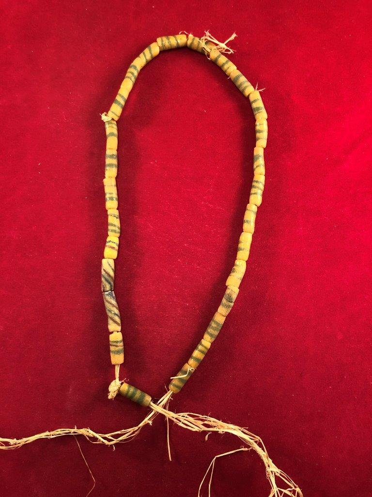 TRADE BEADS    INDIAN ARTIFACT ARROWHEAD (1 of 2)