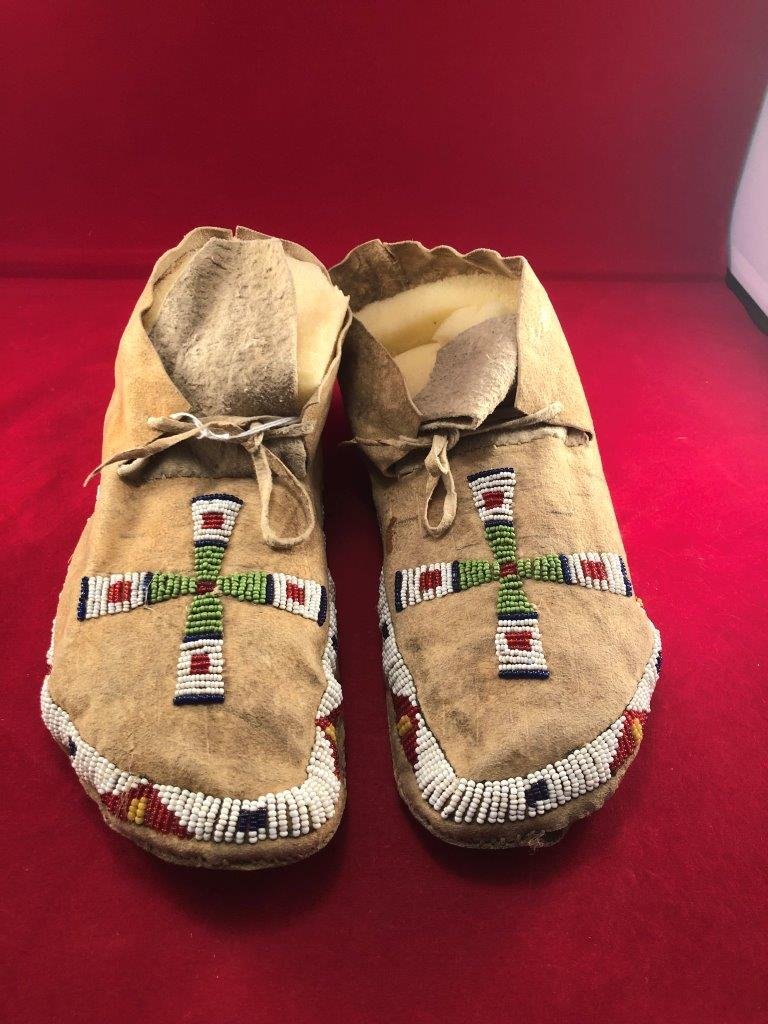BEADED MOCCASSINS    INDIAN ARTIFACT ARROWHEAD (1 of 6)