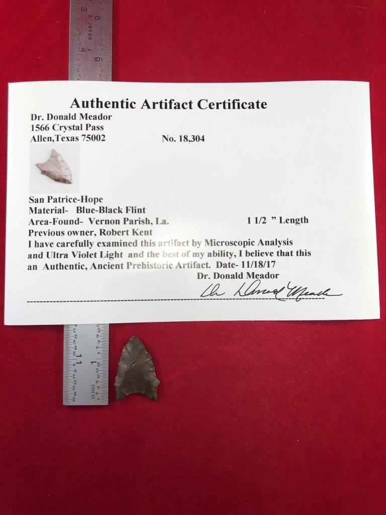 SAN PATRICE - HOPE INDIAN ARTIFACT ARROWHEAD WITH COA: THIS BEAUTIFUL NATIVE AMERICAN INDIAN ARTIFACT IS 1&1/2 INCHES LONG. IT IS FROM VERNON PARISH LOUISIANA. IT COMES WITH A DR. DONALD MEADOR CERTIFICATE OF AUTHENTICITY. EX- ROBERT KENT & DON MEADOR COL