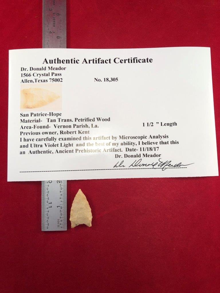 SAN PATRICE - HOPE INDIAN ARTIFACT ARROWHEAD WITH COA: THIS BEAUTIFUL NATIVE AMERICAN INDIAN ARTIFACT IS 1&1/2 INCHES LONG. IT IS FROM VERNON PARISH LOUISIANA. IT COMES WITH A DR. DONALD MEADOR CERTIFICATE OF AUTHENTICITY. EX- ROBERT KENT & DON MEADOR COL