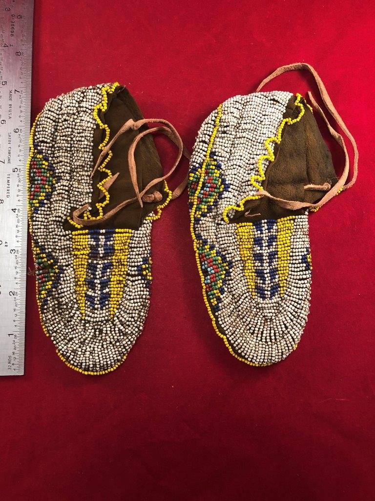 FULLY BEADED MOCCASSINS    INDIAN ARTIFACT ARROWHEAD (1 of 6)