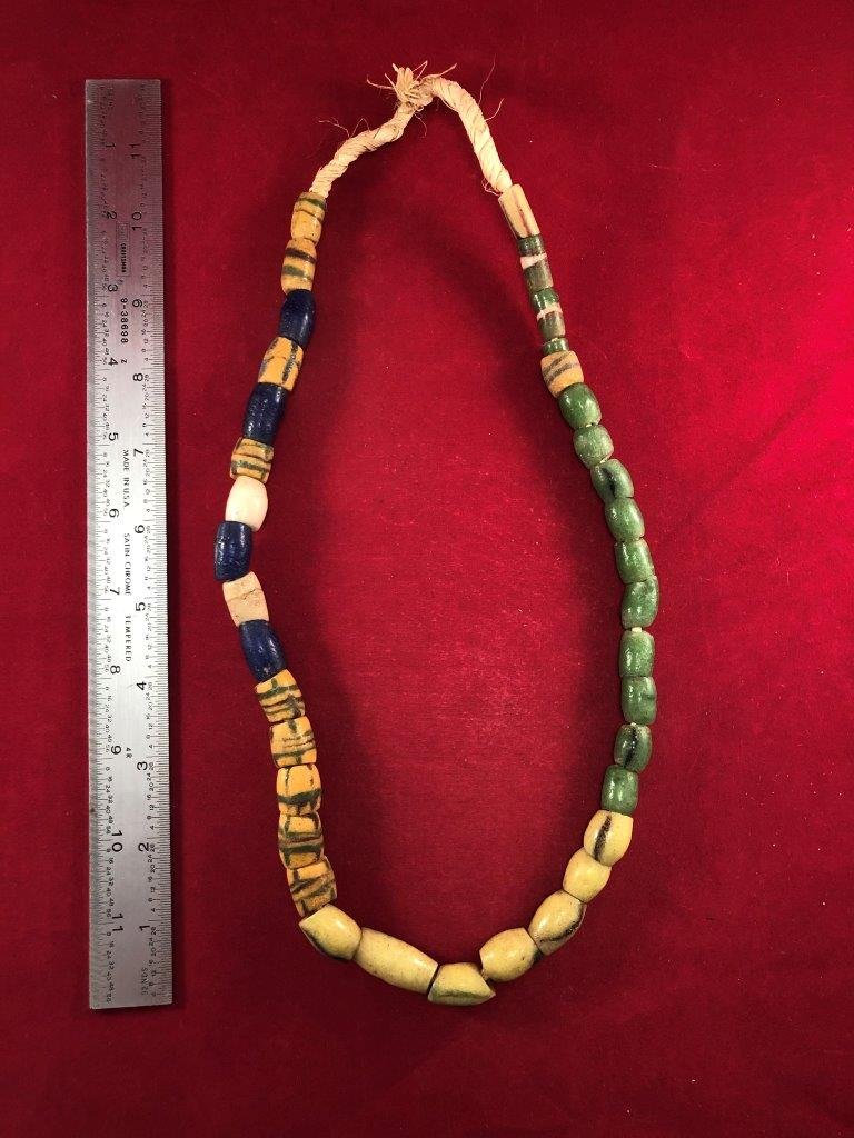 TRADE BEADS                  INDIAN ARTIFACT ARROWHEAD (1 of 2)