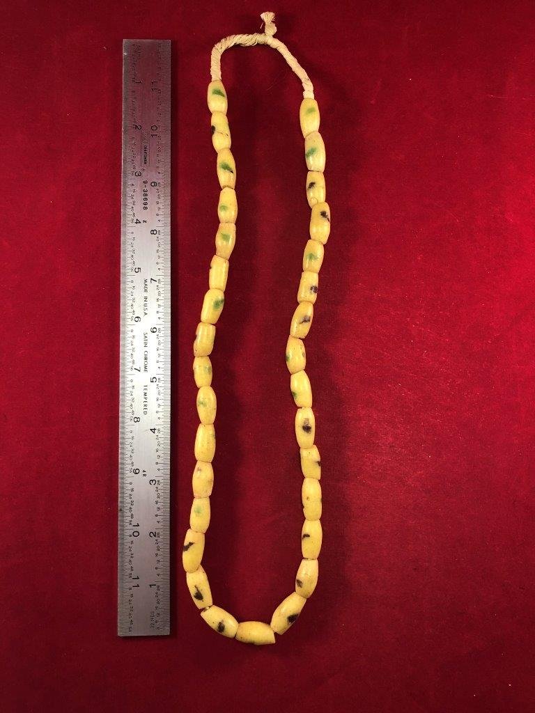 TRADE BEADS                  INDIAN ARTIFACT ARROWHEAD (1 of 2)