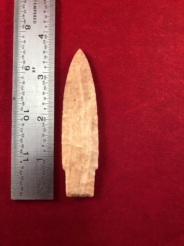SCOTTSBLUFF INDIAN ARTIFACT ARROWHEAD: THIS BEAUTIFUL NATIVE AMERICAN INDIAN ARTIFACT IS 3&1/2 INCHES LONG. IT IS FROM HOLT COUNTY MISSOURI. EX- J. DUKE COLLECTION. IT WILL MAKE A GREAT ADDITION TO YOUR COLLECTION!KEY WORDS: NATIVE AMERICA