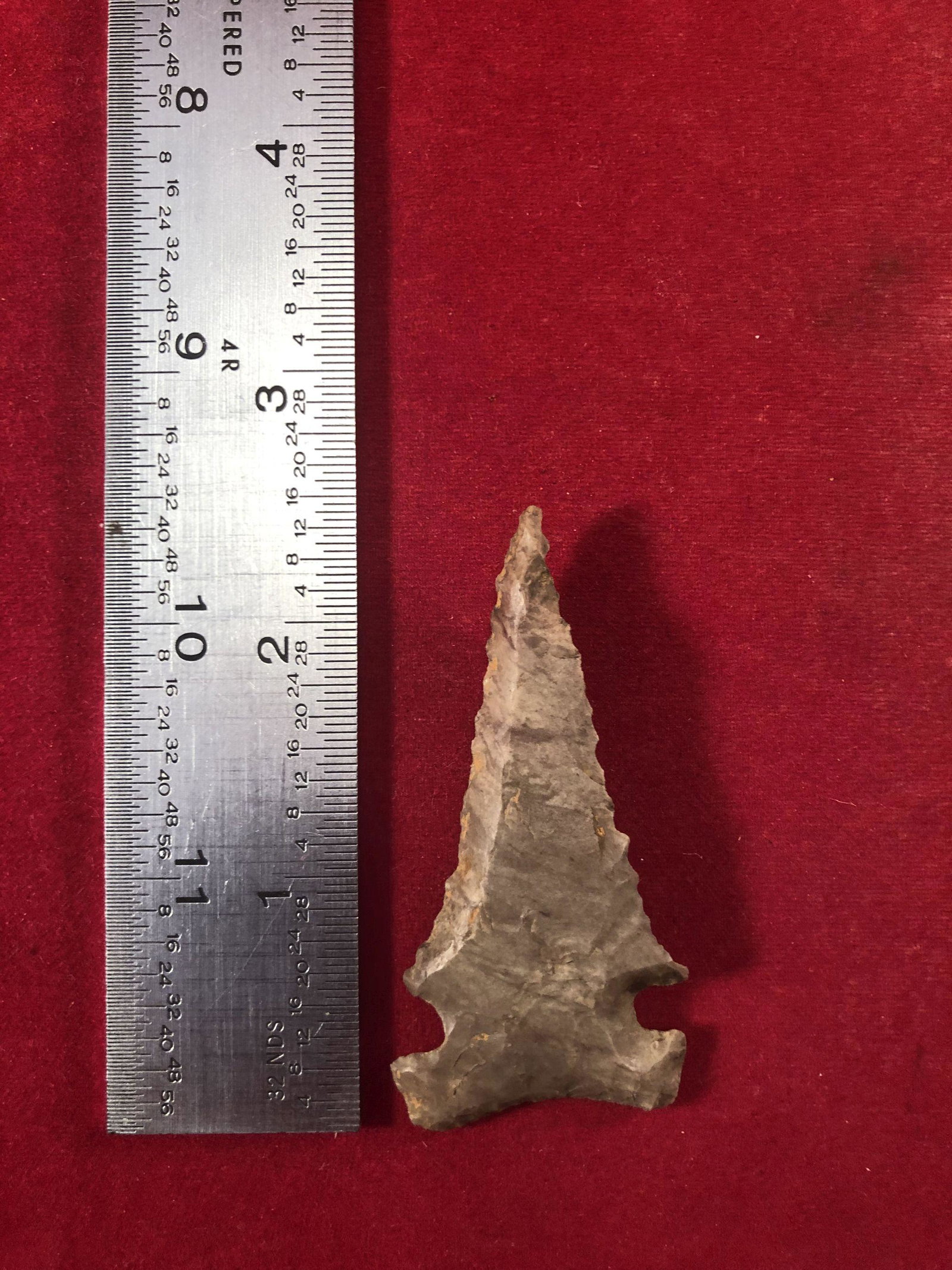 THEBES INDIAN ARTIFACT ARROWHEAD: THIS BEAUTIFUL NATIVE AMERICAN INDIAN ARTIFACT IS 2&1/2 INCHES LONG. IT IS FROM ILLINOIS. THIS IMPRESSIVE ARROWHEAD IS OUT OF THE EX- CHRIS PERRY COLLECTION. IT WILL MAKE A GREAT ADDITION TO YOUR COLL