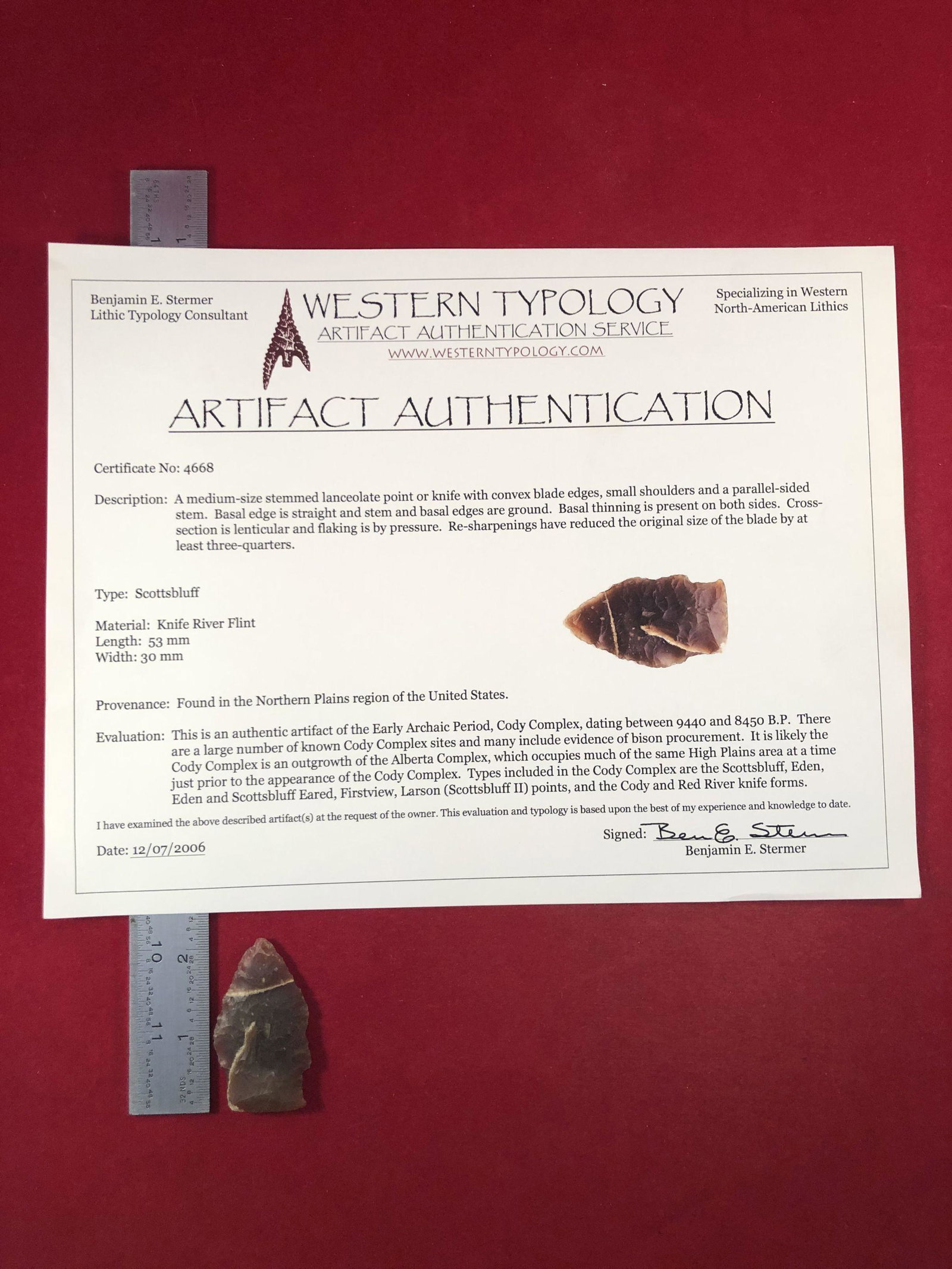 SCOTTSBLUFF INDIAN ARTIFACT ARROWHEAD WITH COA: THIS BEAUTIFUL NATIVE AMERICAN INDIAN ARTIFACT IS 53mm LONG. IT IS FROM THE NORTHERN PLAINS AREA. IT IS MADE OF KNIFE RIVER FLINT. THIS IMPRESSIVE ARROWHEAD IS OUT OF THE EX- CHRIS PERRY COLLECTION. I