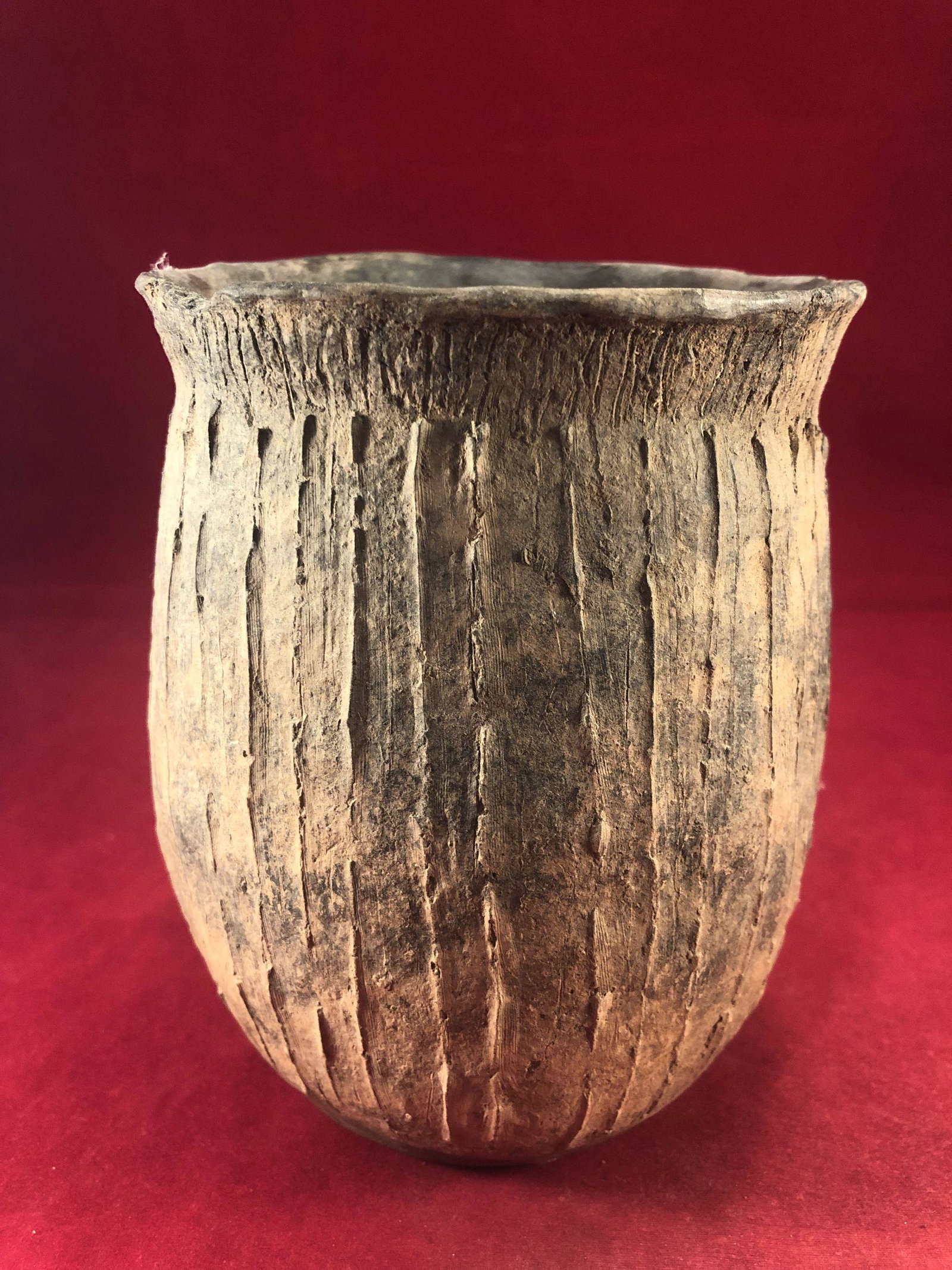 CADDO JAR ARTIFACT ARROWHEAD POTTERY: THIS BEAUTIFUL NATIVE AMERICAN INDIAN ARTIFACT IS 6&1/2 INCHES TALL BY 4&3/4 INCHES WIDE. IT IS FROM CLARK COUNTY ARKANSAS. IT HAS SOME MINOR RIM CHIPS, OTHERWISE SOLID!! IT WILL MAKE A GREAT ADDITION
