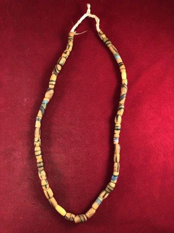 TRADE BEADS    INDIAN POTTERY ARTIFACT ARROWHEAD (1 of 2)