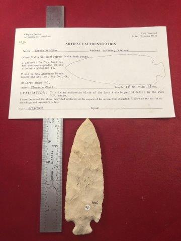 TABLE ROCK POINT INDIAN ARTIFACT ARROWHEAD W/ COA: THIS BEAUTIFUL NATIVE AMERICAN INDIAN ARTIFACT IS 136mm LONG. IT IS FROM KAY COUNTY OKLAHOMA. EX- LARRY SHOPE COLLECTION. IT COMES WITH A GREGORY PERINO CERTIFICATE OF AUTHENTICITY. IT WILL MAKE A GRE