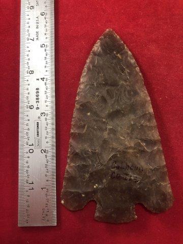 LOST LAKE INDIAN ARTIFACT POTTERY ARROWHEAD: THIS BEAUTIFUL NATIVE AMERICAN INDIAN ARTIFACT IS 5&1/4 INCHES LONG. IT IS FROM CALHOUN COUNTY ILLINOIS.IT IS MADE OF KNIFE RIVER FLINT. IT WILL MAKE A GREAT ADDITION TO YOUR COLLECTION! KEY WORDS: NA