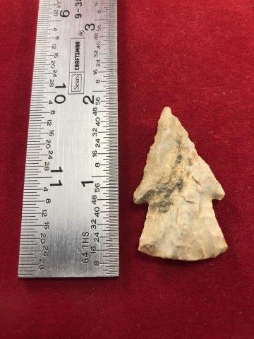 HARDIN INDIAN ARTIFACT ARROWHEAD: THIS BEAUTIFUL NATIVE AMERICAN INDIAN ARTIFACT IS 1&5/8 INCHES LONG. IT IS FROM ARKANSAS. THIS IMPRESSIVE ARROWHEAD IS OUT OF THE EX- CHRIS PERRY COLLECTION. IT WILL MAKE A GREAT ADDITION TO YOUR COLL