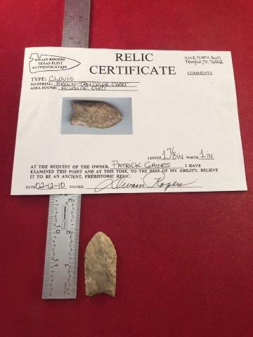CLOVIS INDIAN ARTIFACT ARROWHEAD WITH COA: THIS BEAUTIFUL NATIVE AMERICAN INDIAN ARTIFACT IS 1&7/8 INCHES LONG. IT IS FROM ALLEN COUNTY OHIO. THIS IMPRESSIVE ARROWHEAD IS OUT OF THE EX- CHRIS PERRY & PATRICK GAINES COLLECTION. IT COMES WITH A 