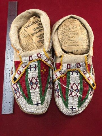 MOCCASINS     INDIAN ARTIFACT ARROWHEAD (1 of 2)