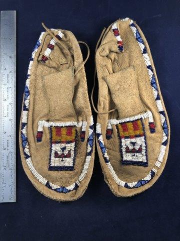 BEADED MOCCASINS     INDIAN ARTIFACT ARROWHEAD (1 of 2)