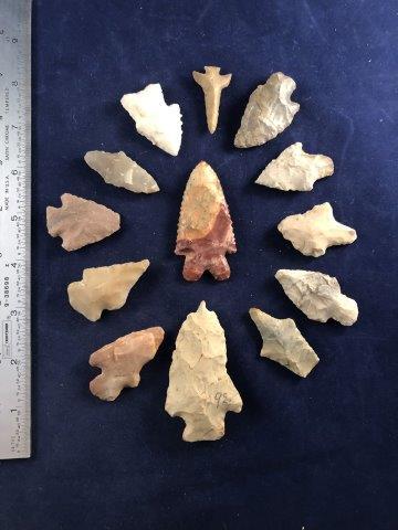 GROUP OF ARTIFACTS      INDIAN ARTIFACT ARROWHEAD (1 of 2)