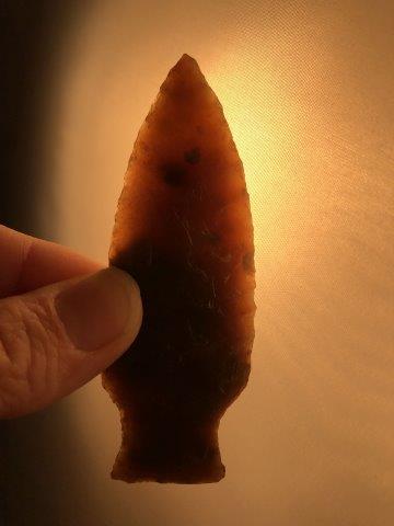 SCOTTSBLUFF INDIAN ARTIFACT ARROWHEAD: THIS BEAUTIFUL NATIVE AMERICAN INDIAN ARTIFACT IS 3&1/2 INCHES LONG. IT IS FROM ILLINOIS. MADE FROM ROOTBEER FLINT. IT WILL MAKE A GREAT ADDITION TO YOUR COLLECTION! KEY WORDS: NATIVE AMERICAN INDIAN 