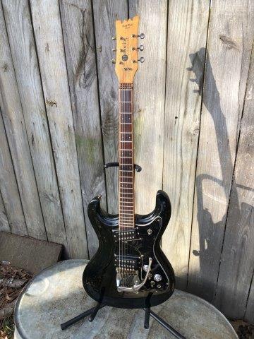 TONY HUNT MODEL MOSRITE OF NORTH CALIFORNIA CUSTOM MADE: THIS BEAUTIFUL GUITAR IS FROM ANTHONY "TONY HUNT'S PERSONAL COLLECTION. HE WAS A WELL KNOWN MAKER OF FINE HANDMADE GUITARS & ALL AROUND GUITAR ENTHUSIAST. TONY HIMSELF WAS A LONG TIME FRIEND OF NOKIE