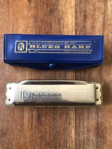 BLUES HARP MADE BY M HOHNER IN GERMANY: THIS BEAUTIFUL HARMONICA IS FROM ANTHONY "TONY HUNT'S PERSONAL COLLECTION. HE WAS A WELL KNOWN MAKER OF FINE HANDMADE GUITARS & ALL AROUND MUSIC ENTHUSIAST. TONY HIMSELF WAS A LONG TIME FRIEND OF NOKI