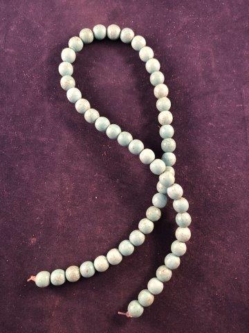 TRADE BEADS    INDIAN ARTIFACT ARROWHEAD (1 of 1)