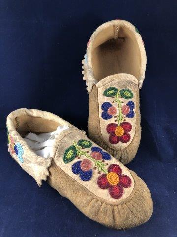 BEADED MOCCASSINS     INDIAN ARTIFACT ARROWHEAD (1 of 4)