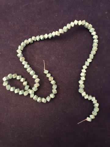 TRADE BEADS     INDIAN ARTIFACT ARROWHEAD (1 of 1)