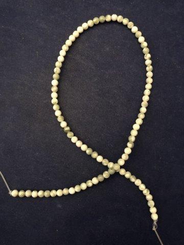 TRADE BEADS     INDIAN ARTIFACT ARROWHEAD (1 of 1)