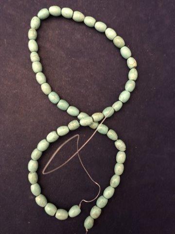 TRADE BEADS     INDIAN ARTIFACT ARROWHEAD (1 of 1)