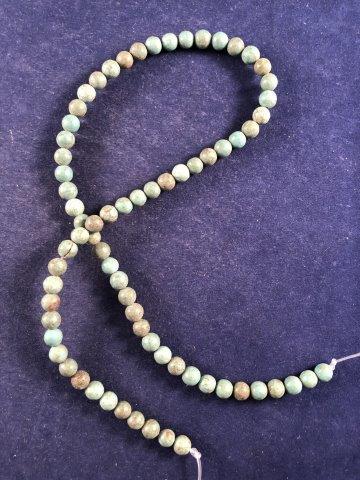 TRADE BEADS     INDIAN ARTIFACT ARROWHEAD (1 of 1)